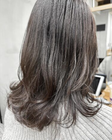 【グレージュ×うっすらラベンダー】光の当たり具合で濃いめのグレージュにも見えるし、ほんのりラベンダーっぽさもある暗めカラー。お仕事などで明るさに制限がある方でも楽しんで頂けるカラーです。ーーーーーーーーーーーーーーーーーーーー via【ヴィア】 仙台市青葉区国分町1丁目8-16 小湊ビル2階ーーーーーーーーーーーーーーーーーーーー《アクセス》JR仙台駅徒歩15分地下鉄広瀬通駅徒歩5分《定休日》毎週月曜、第1&第3火曜《ご予約》DMもしくは @via__hair のプロフィールのご予約ボタンから◆透明感カラー赤みを抑え、褪色の仕方まで考えて仕上げます◆縮毛矯正ダメージ感を感じさせないナチュラルな仕上がりを目指します。髪質改善縮毛矯正(酸性縮毛矯正)は髪質に合わせたコントロールが可能で通常の縮毛矯正では対応が難しい状態(ブリーチ毛、エイジングで強度が低下している髪)にも施術可能です◆キッズスペース動画が観られるテレビや絵本、おもちゃなどをご用意したキッズスペースを設置していますのでお子様連れでも気兼ねなくいらして頂けます#hair #hairstyle #haircolor #color #sendai #via #viasuzuki #ヘア #ヘアスタイル #ヘアカラー #カラー #仙台 #仙台美容院 #仙台美容室 #広瀬通美容室 #広瀬通美容院 #撮影 #サロモ #サロンモデル #ヴィア #仙台ママ #ブリーチ無し #throwcolor #スロウカラー  #グレージュ  #ラベンダー  #ラベンダーグレージュ